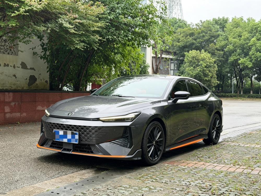 Changan UNI-V 2024 — фото автомобиля 1