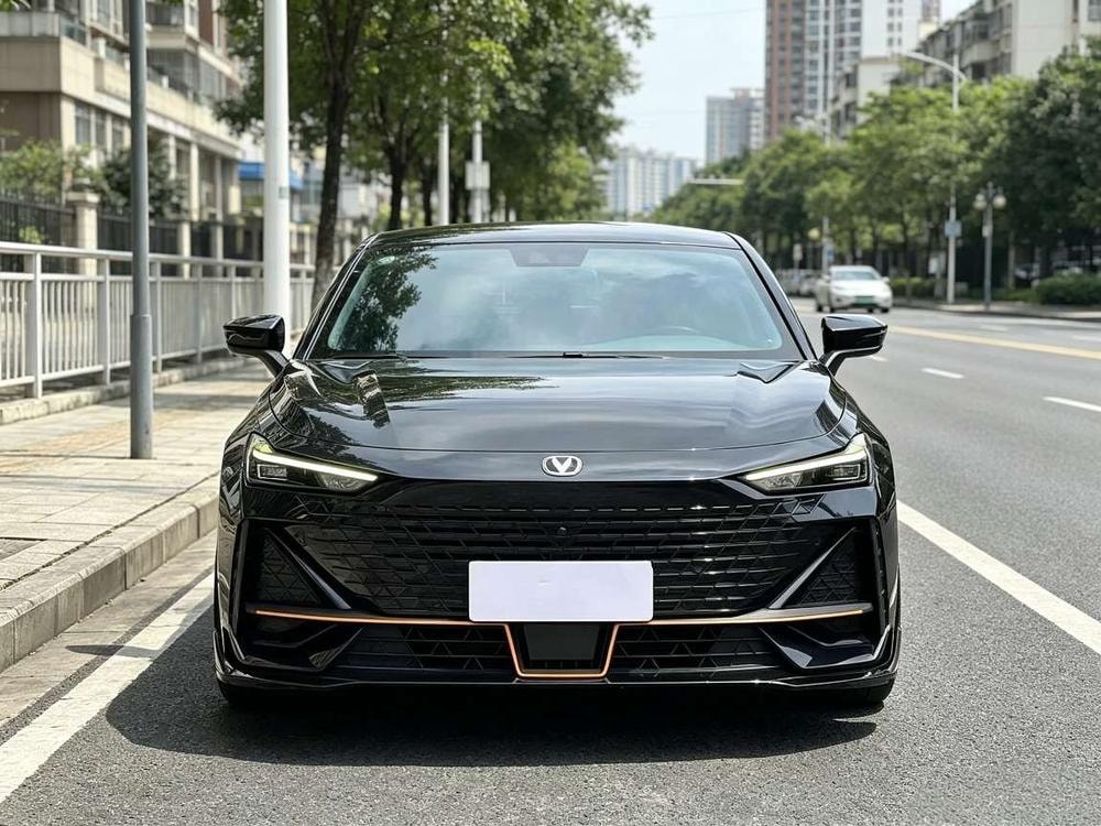 Changan UNI-V 2022 — фото автомобиля
