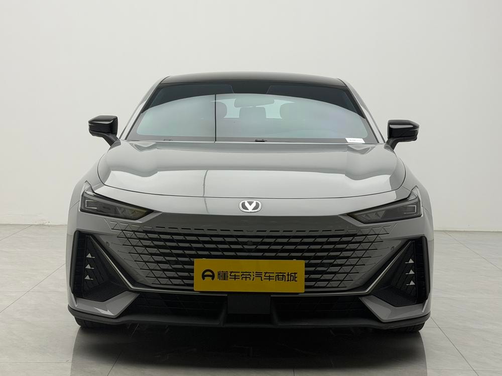 Changan UNI-V 2022 — фото автомобиля 1