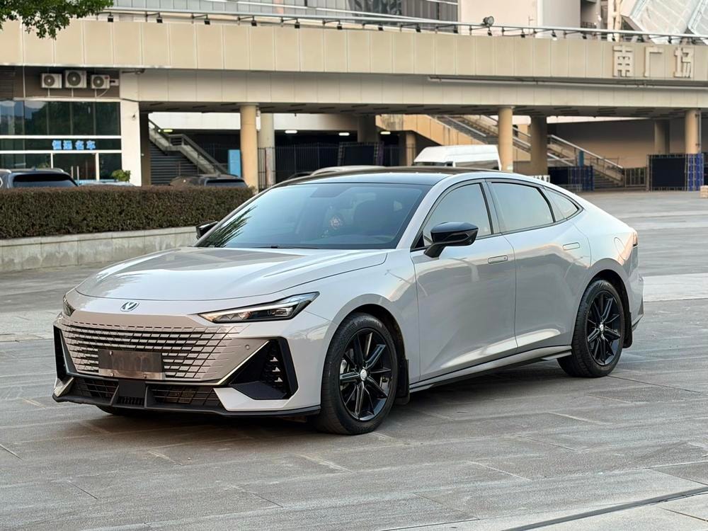 Changan UNI-V 2022 — фото автомобиля 1