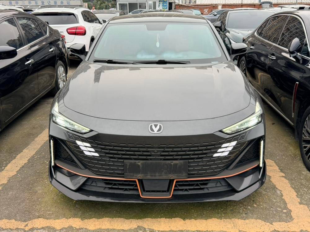 Changan UNI-V 2022 — фото автомобиля