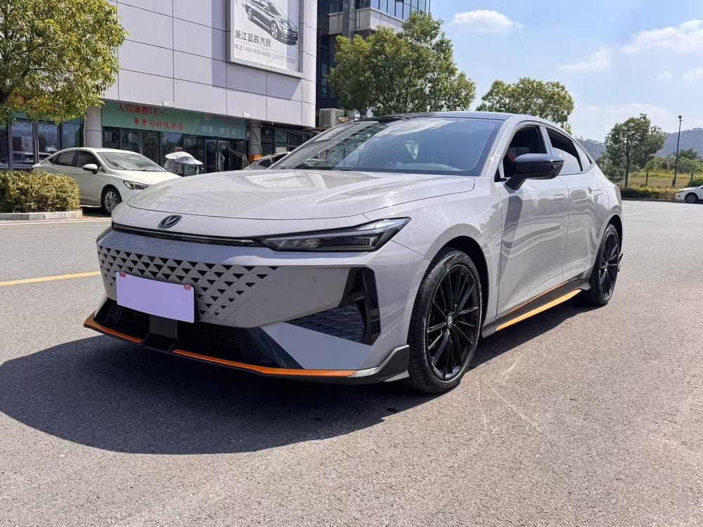 Changan UNI-V 2024 — фото автомобиля 1