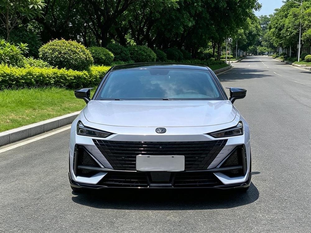 Changan UNI-V 2022 — фото автомобиля 1