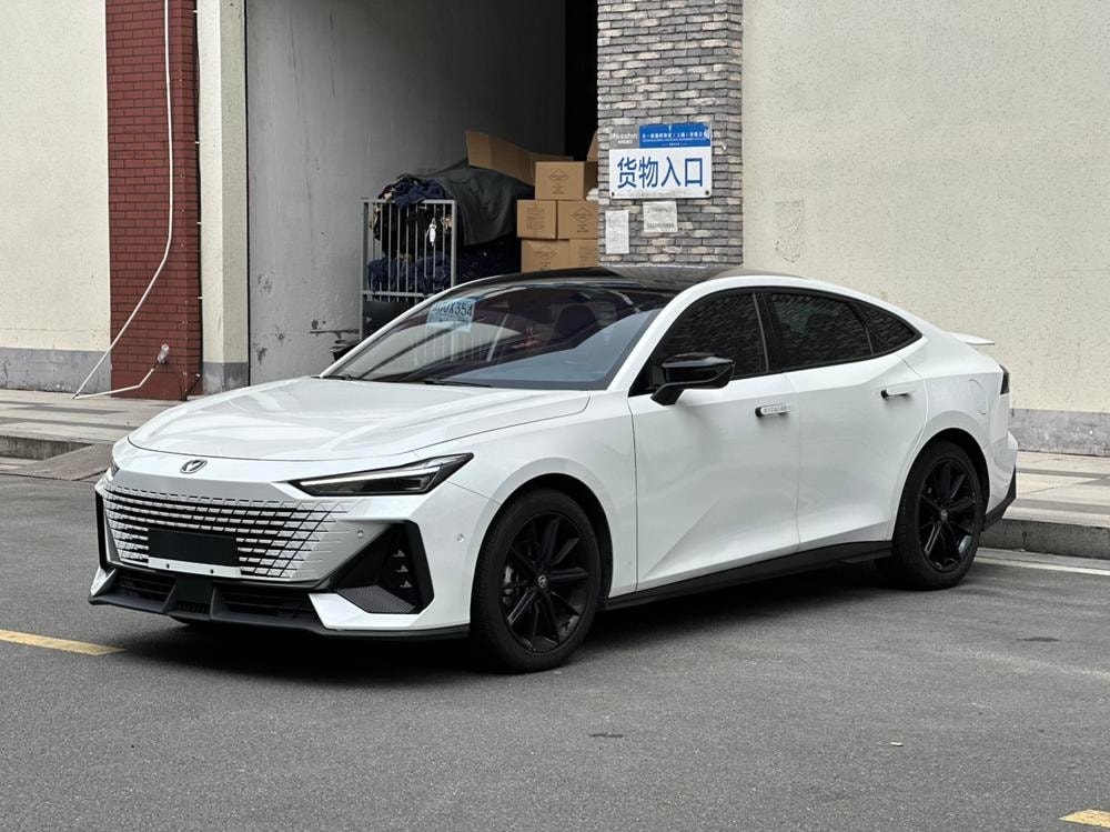 Changan UNI-V 2022 — фото автомобиля 1