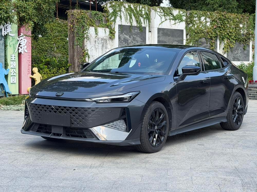 Changan UNI-V 2024 — фото автомобиля 1
