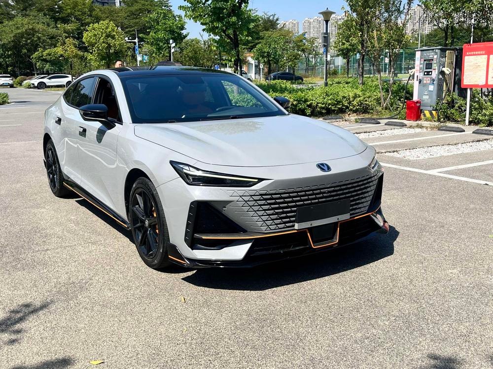 Changan UNI-V 2022 — фото автомобиля 1