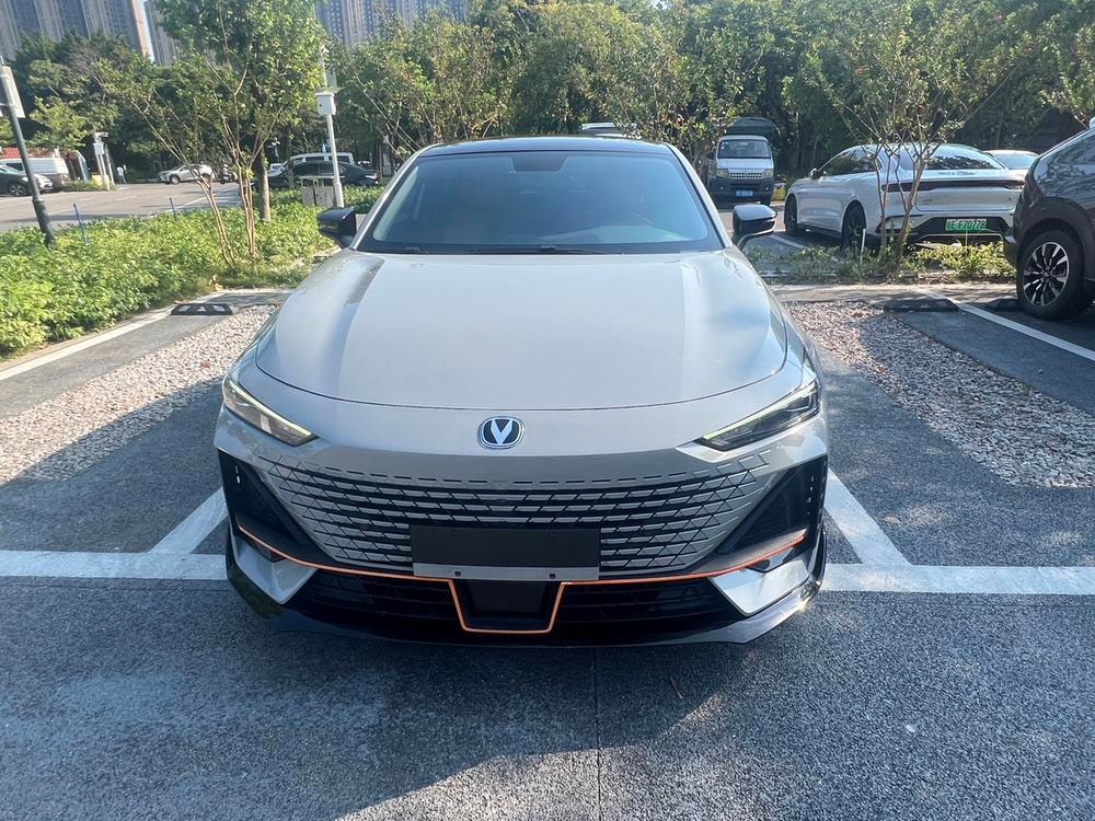 Changan UNI-V 2022 — фото автомобиля 1