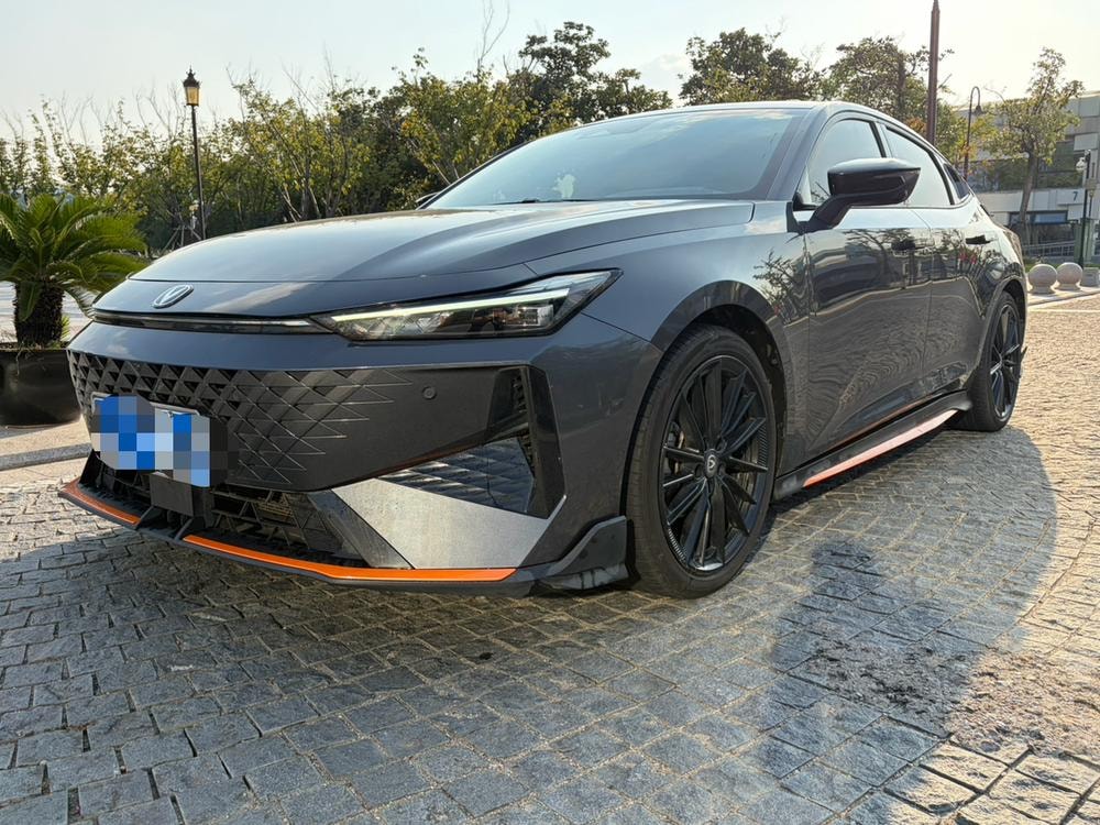 Changan UNI-V 2024 — фото автомобиля 1