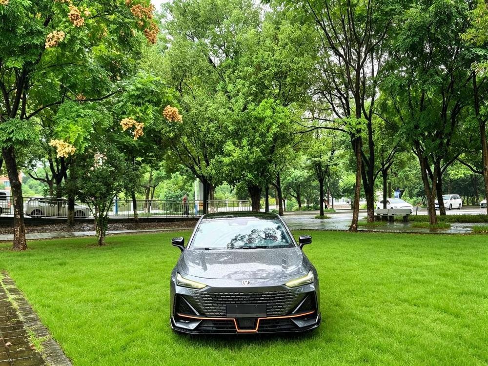 Changan UNI-V 2023 — фото автомобиля 1