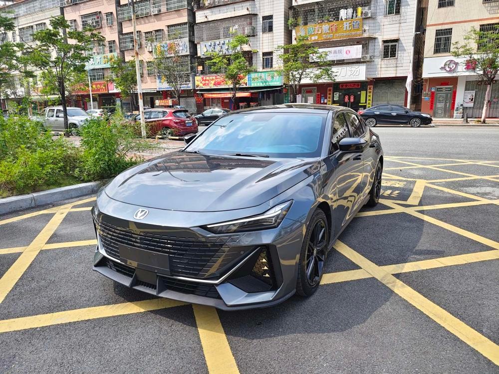 Changan UNI-V 2022 — фото автомобиля 1