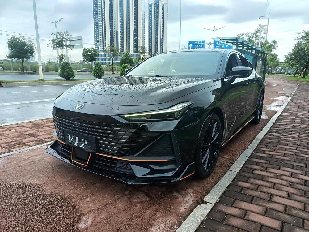 Changan UNI-V 2022 — фото автомобиля 1