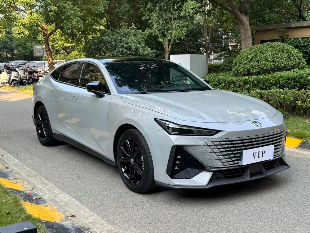 Changan UNI-V 2023 — фото автомобиля 1
