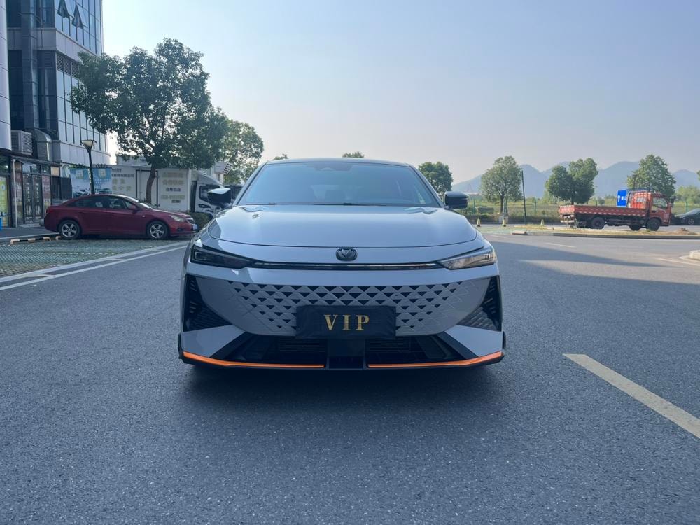 Changan UNI-V 2024 — фото автомобиля 1