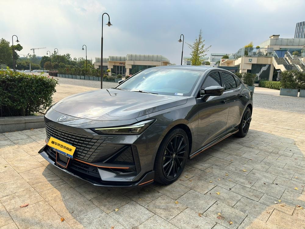 Changan UNI-V 2023 — фото автомобиля 1