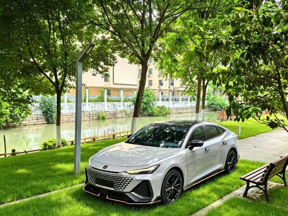 Changan UNI-V 2023 — фото автомобиля 1