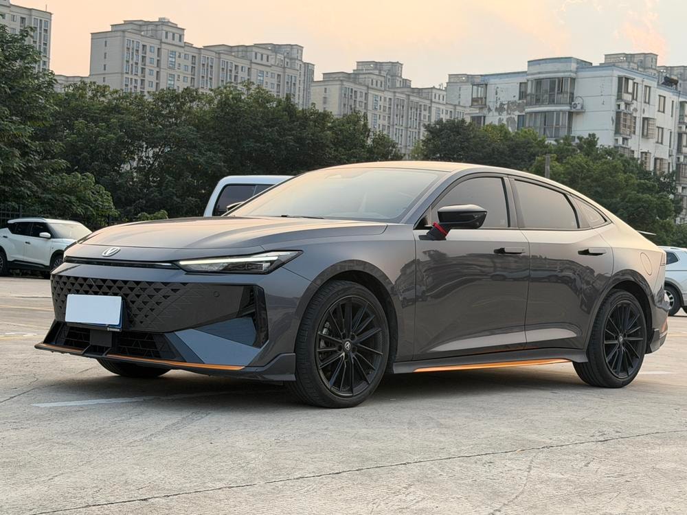 Changan UNI-V 2025 — фото автомобиля 1