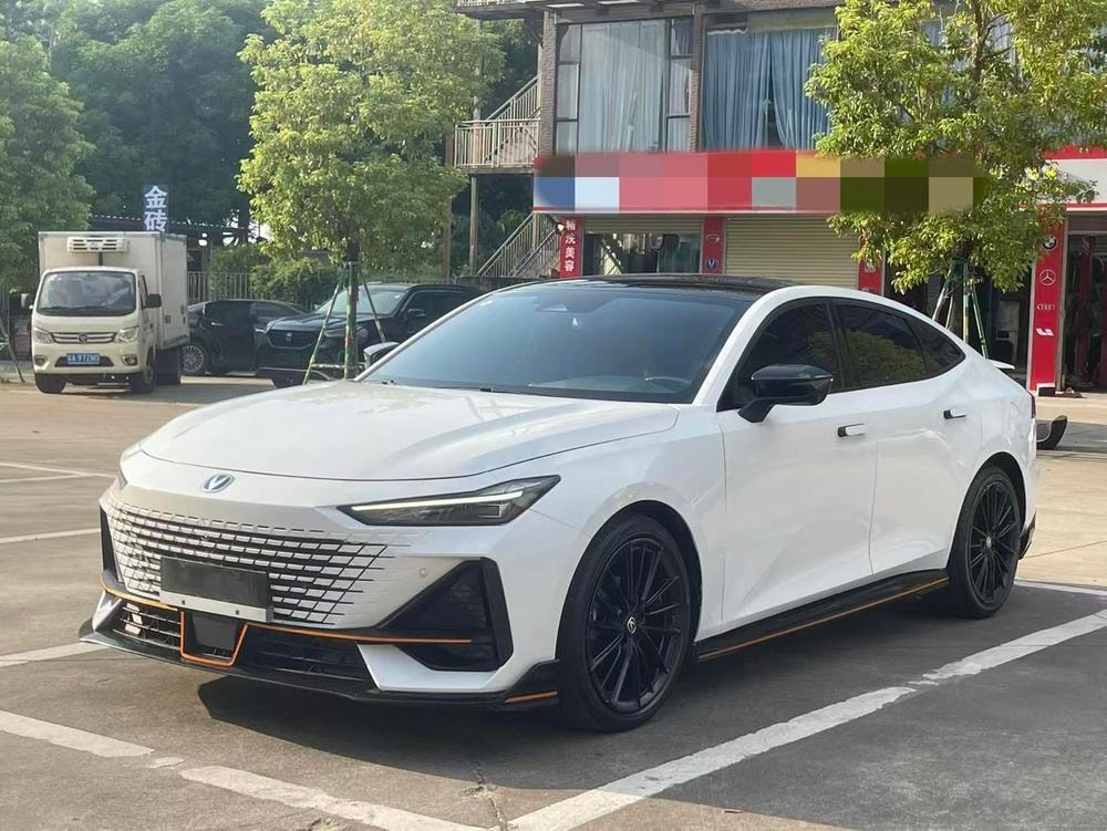 Changan UNI-V 2023 — фото автомобиля 1