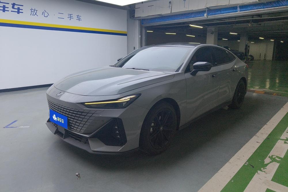 Changan UNI-V 2022 — фото автомобиля 1