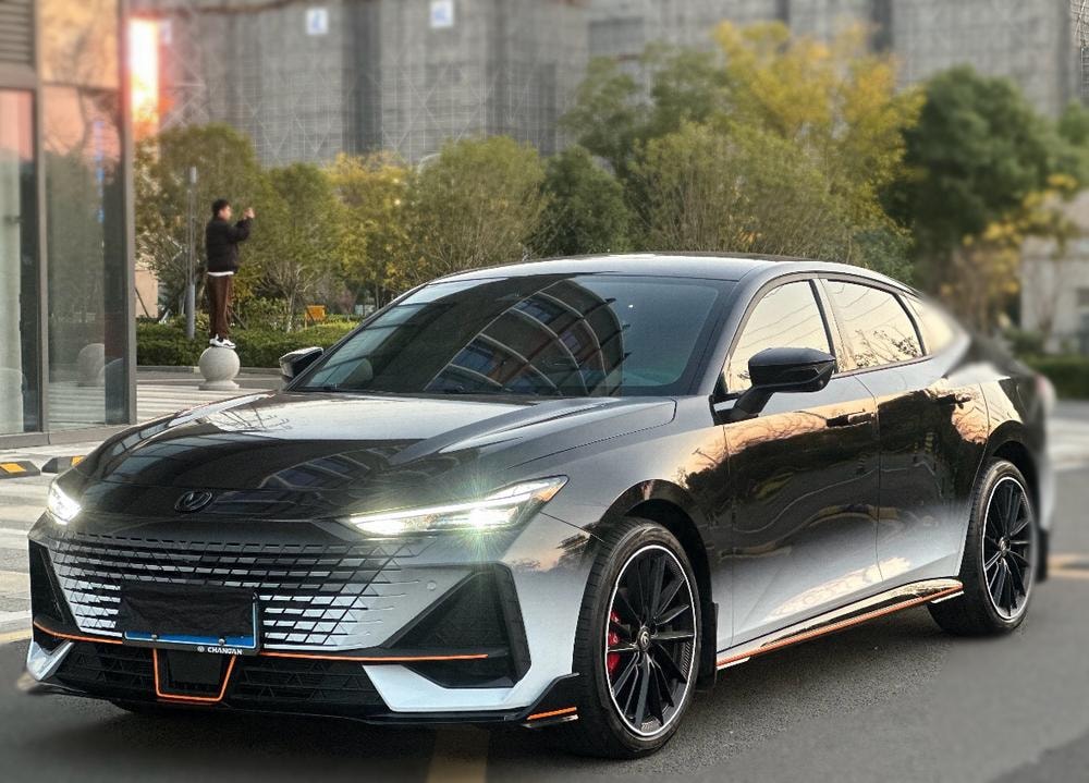 Changan UNI-V 2022 — фото автомобиля