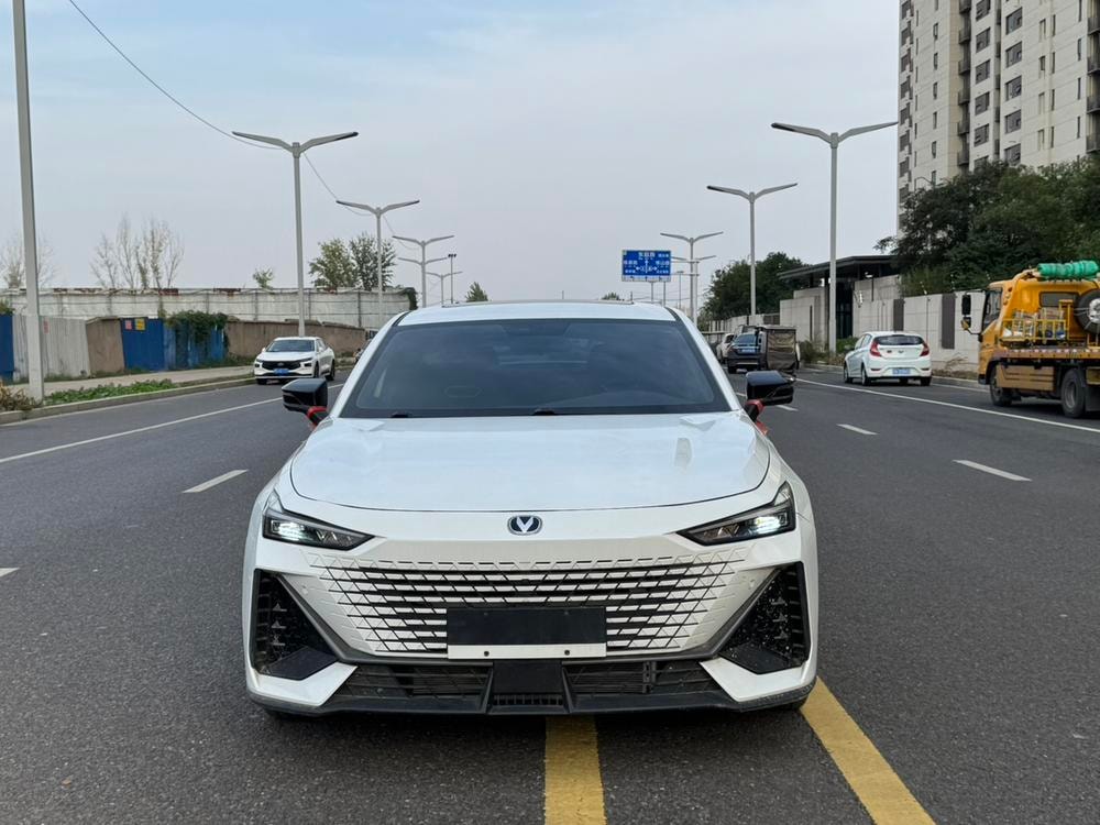 Changan UNI-V 2023 — фото автомобиля