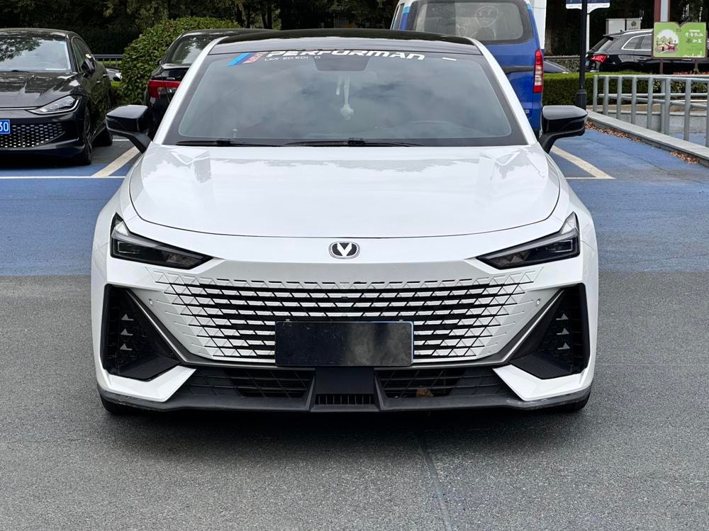 Changan UNI-V 2022 — фото автомобиля