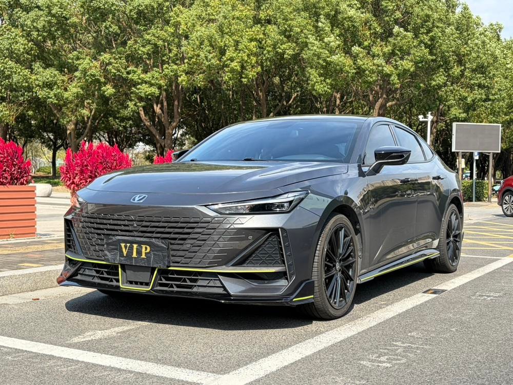 Changan UNI-V 2022 — фото автомобиля