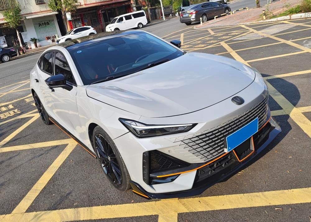 Changan UNI-V 2023 — фото автомобиля
