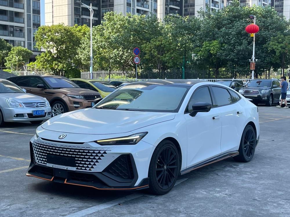 Changan UNI-V 2022 — фото автомобиля