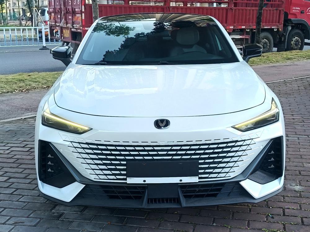 Changan UNI-V 2023 — фото автомобиля