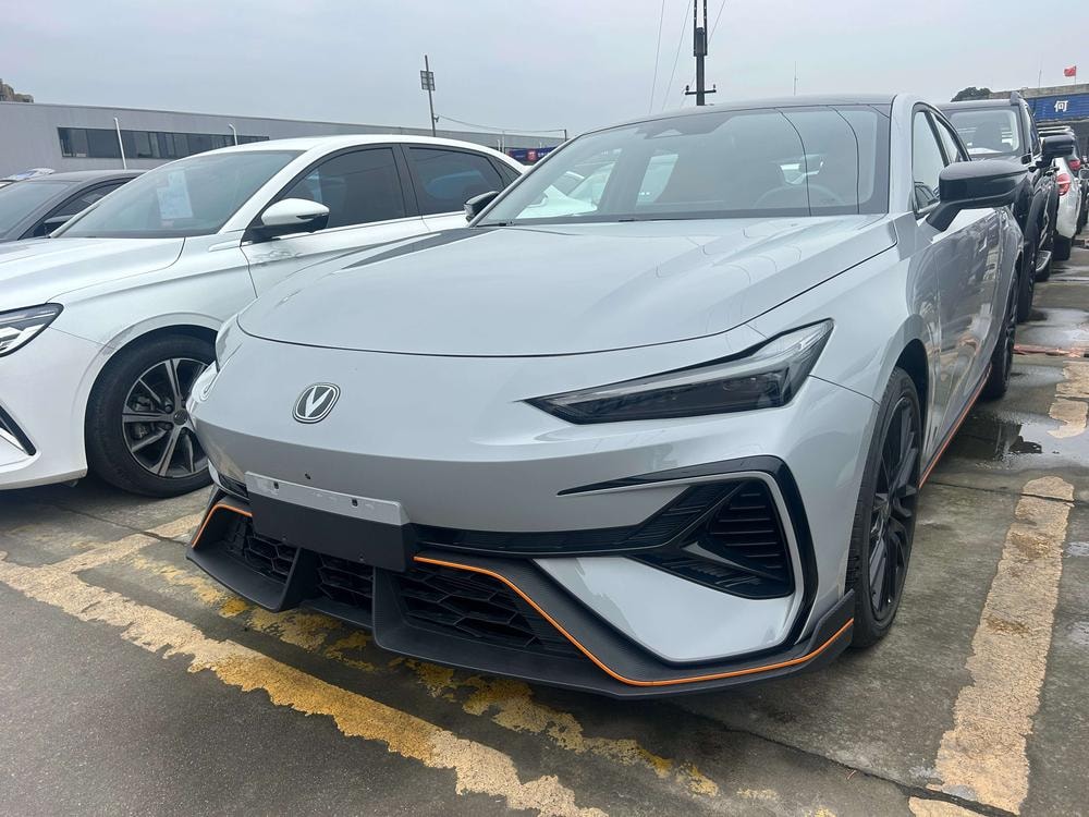 Changan UNI-V 2025 — фото автомобиля