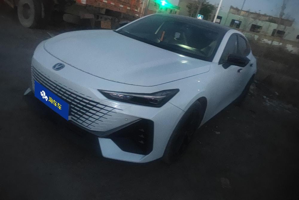 Changan UNI-V 2023 — фото автомобиля