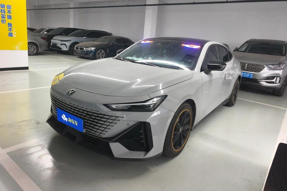 Changan UNI-V 2023 — фото автомобиля