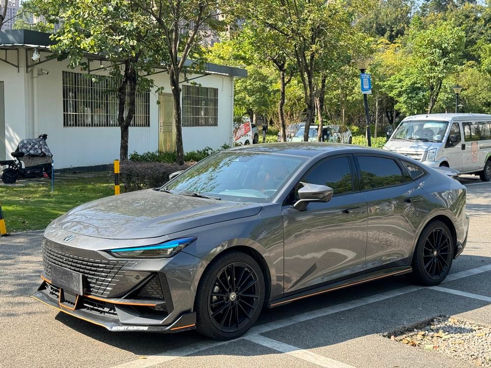 Changan UNI-V 2023 — фото автомобиля