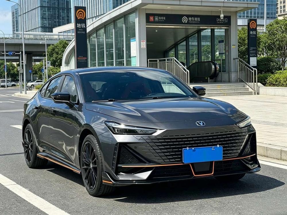 Changan UNI-V 2022 — фото автомобиля