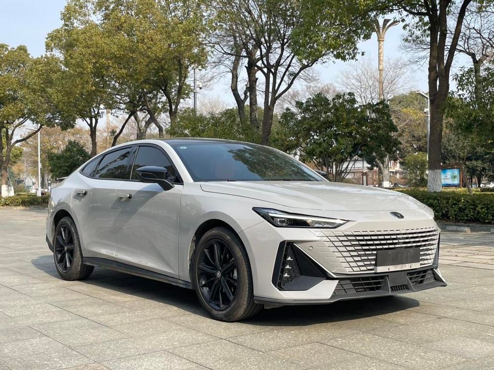 Changan UNI-V 2022 — фото автомобиля