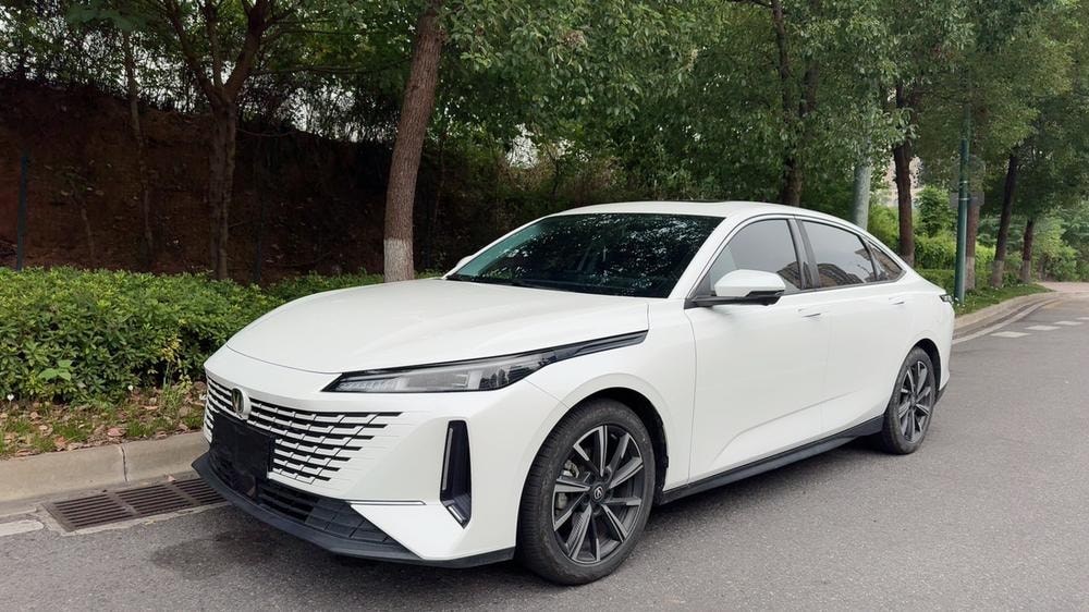 Changan Yida 2023 — фото автомобиля