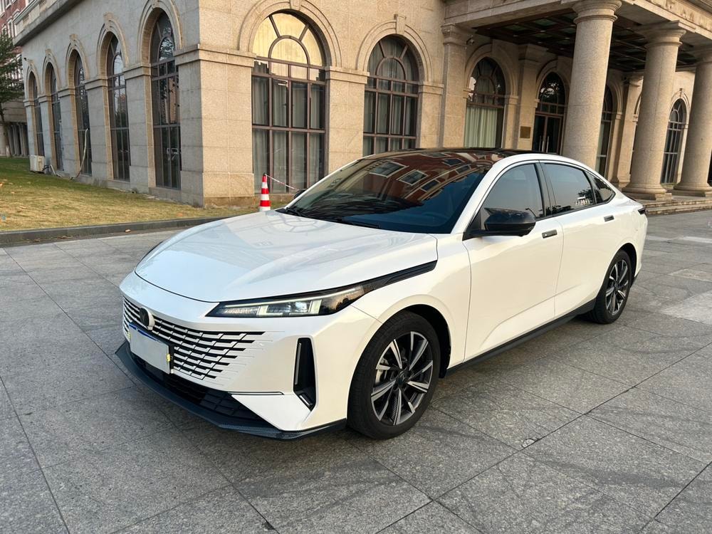 Changan Yida 2023 — фото автомобиля 1