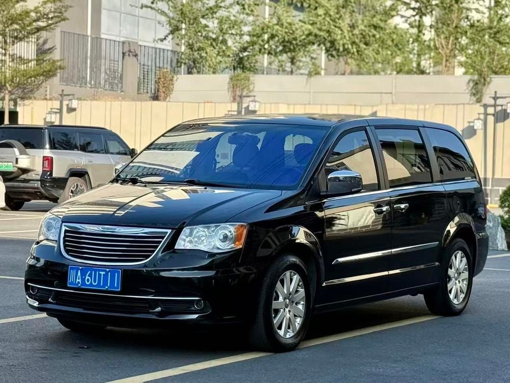 Chrysler Grand Voyager (Import) 2014 — фото автомобиля
