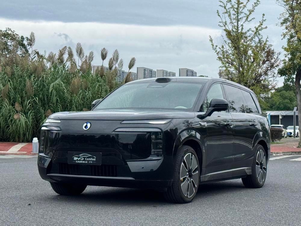 Denza N8L DM 2025 — фото автомобиля