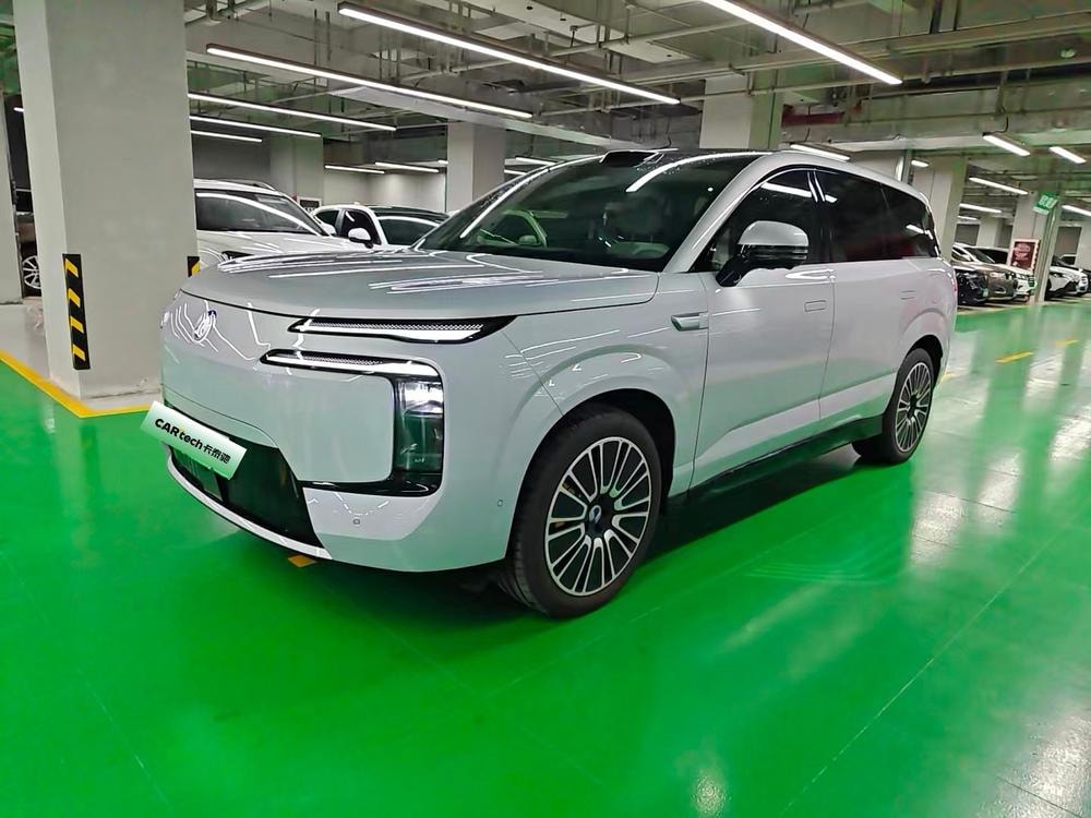 Denza N8L DM 2025 — фото автомобиля