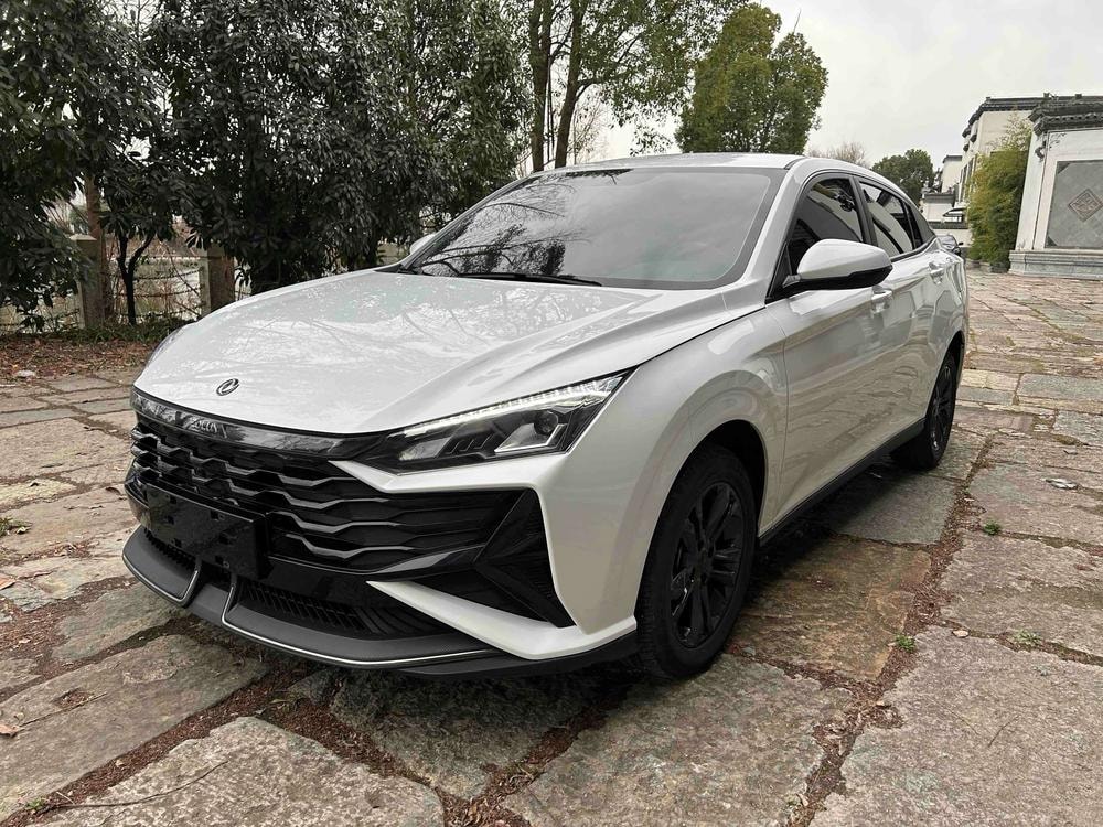 Dongfeng Fengshen Yixuan 2025 — фото автомобиля