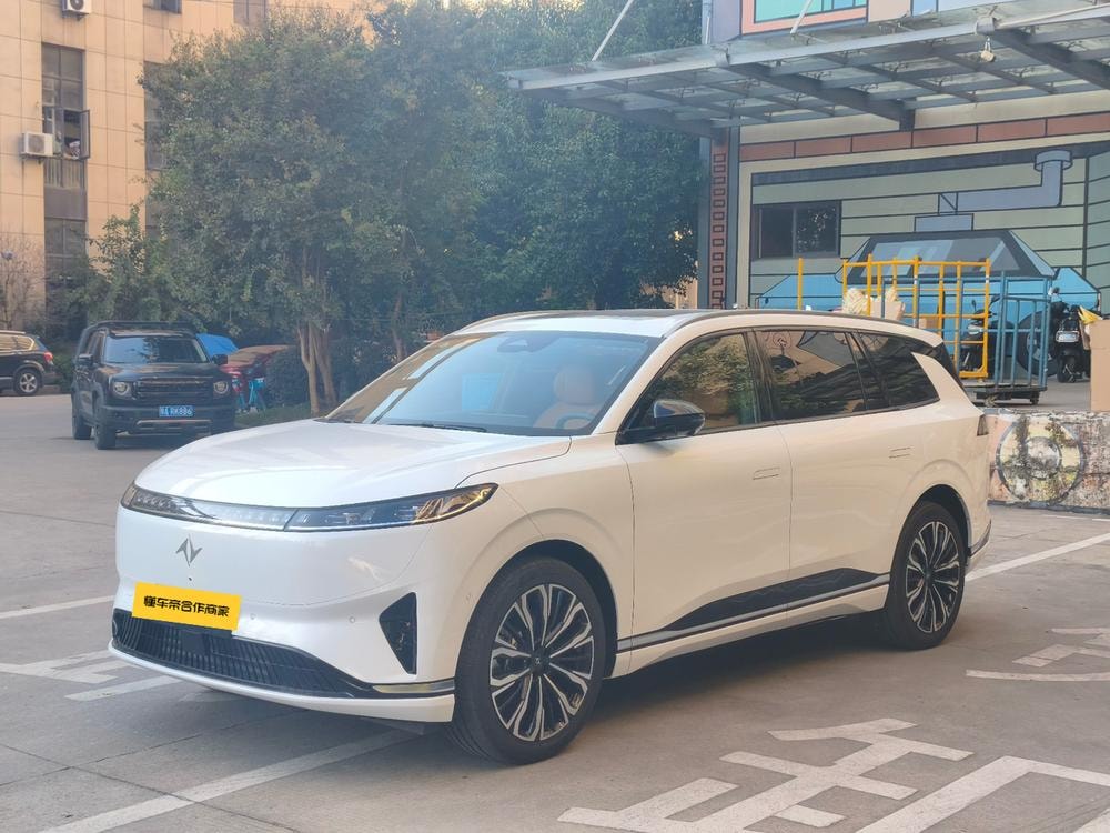 Dongfeng Yipai 奕派008 2026 — фото автомобиля 1