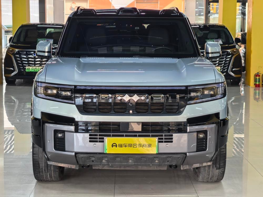 Fangchengbao Leopard 8 2025 — фото автомобиля 1
