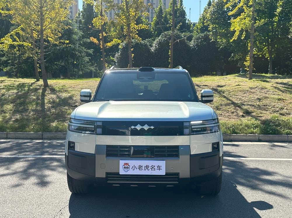 Fangchengbao Tai 7 PHEV 2025 — фото автомобиля 1
