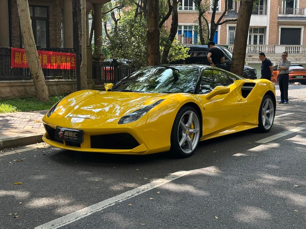 Ferrari 488 2015 — фото автомобиля 1