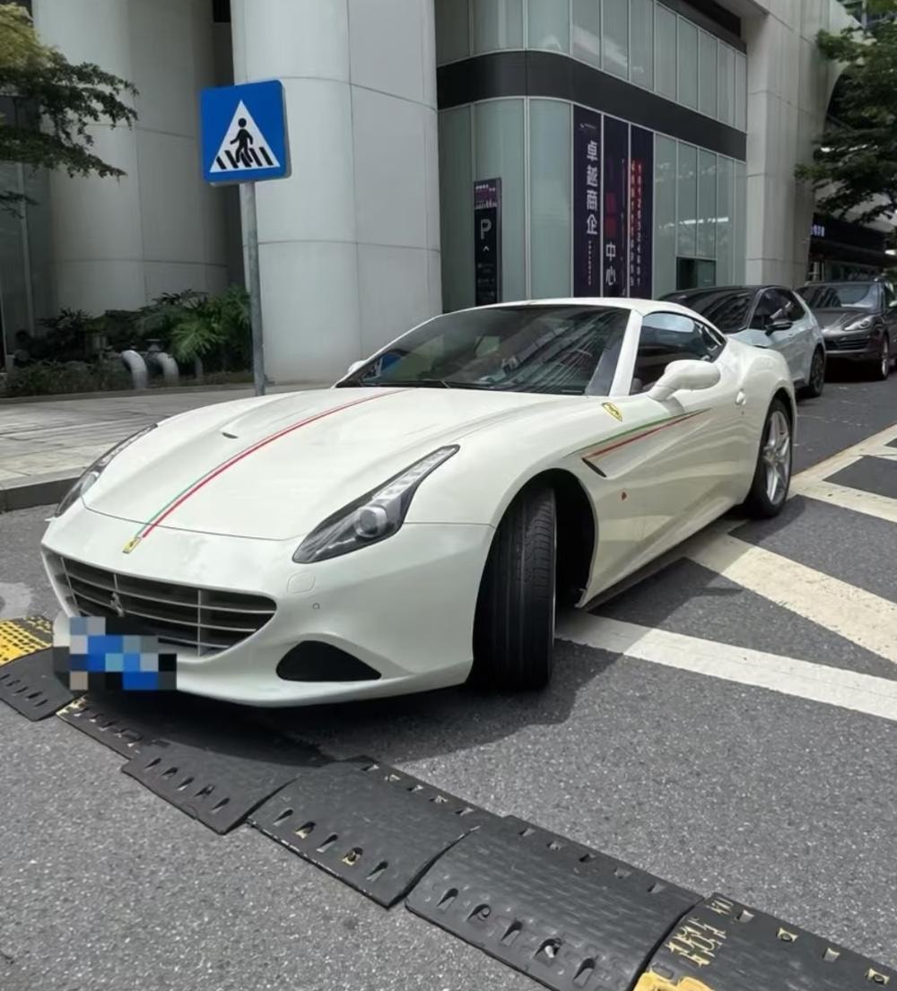 Ferrari California T 2015 — фото автомобиля