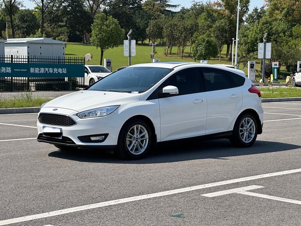Ford Focus 2018 — фото автомобиля