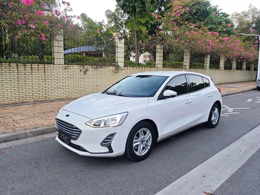 Ford Focus 2019 — фото автомобиля