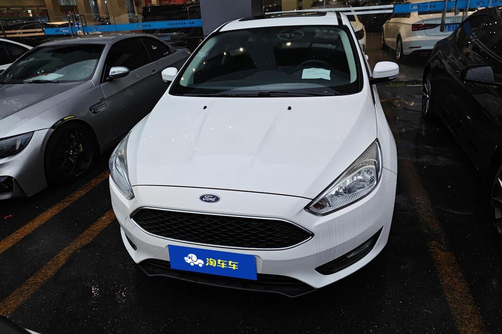 Ford Focus 2018 — фото автомобиля