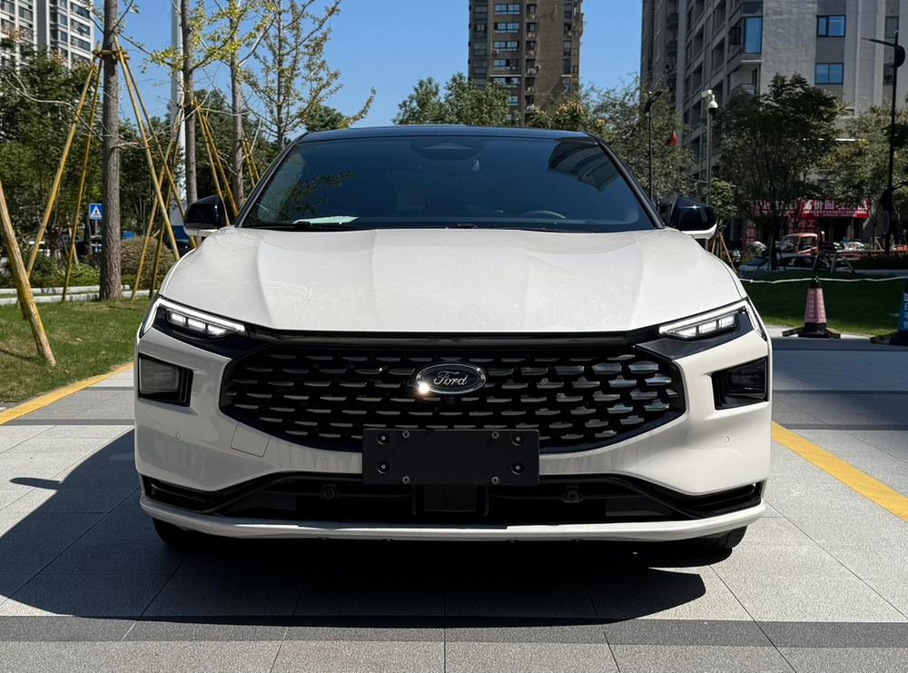 Ford Mondeo 2022 — фото автомобиля 1